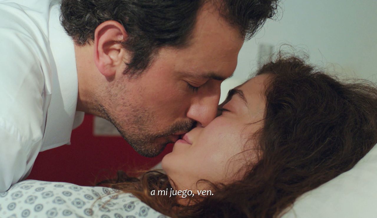 El romántico primer beso entre Bahar y Arif: el amor se impone a la enfermedad El romántico primer beso entre Bahar y Arif: el amor se impone a la enfermedad