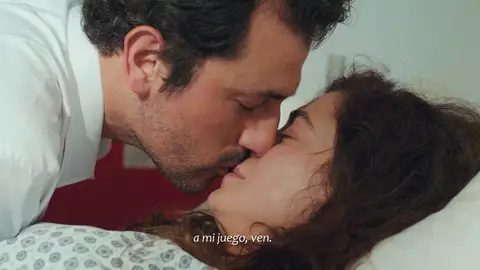 El romántico primer beso entre Bahar y Arif: el amor se impone a la enfermedad El romántico primer beso entre Bahar y Arif: el amor se impone a la enfermedad