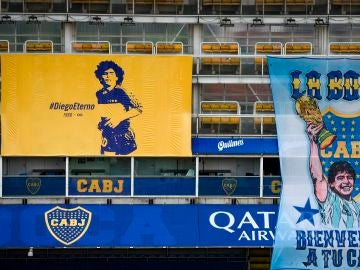 Pancartas en recuerdo a Maradona en el estadio de Boca Juniors