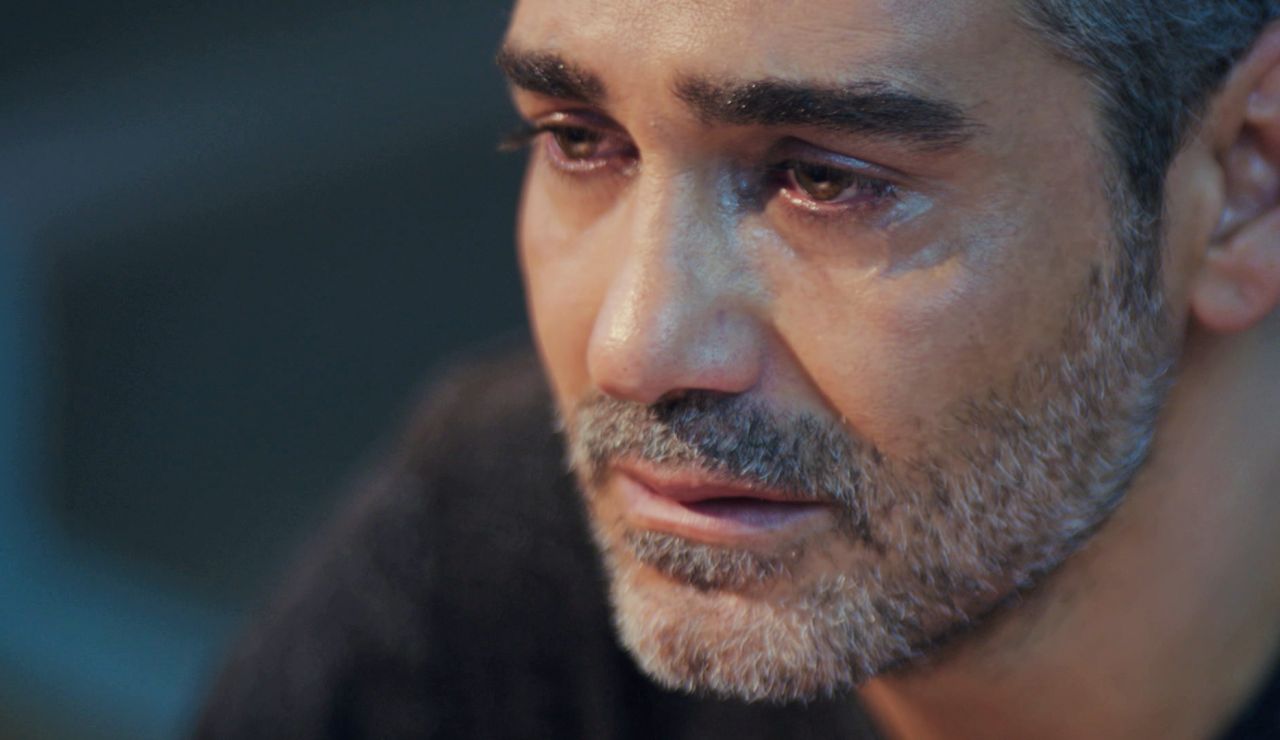 Sarp revela a Enver el secreto más siniestro de Sirin: así ‘mató’ a Bahar y sus hijos Sarp revela a Enver el secreto más siniestro de Sirin: así ‘mató’ a Bahar y sus hijos