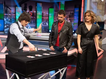 Luis Piedrahita sorprende a Antonio Banderas y María Casado con la magia de cartas más espectacular Luis Piedrahita sorprende a Antonio Banderas y María Casado con la magia de cartas más espectacular