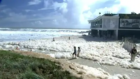 La misteriosa espuma que ha dejado en Australia el temporal de inundaciones La misteriosa espuma que ha dejado en Australia el temporal de inundaciones