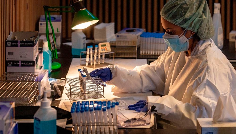 Profesionales sanitarios realizan test antígenos masivos de detección de la COVID-19