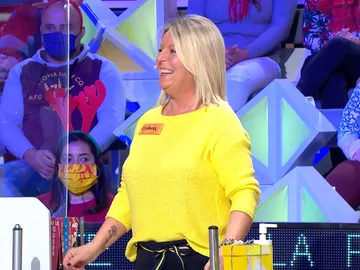 Una concursante de ‘La ruleta de la suerte’ viste el color de la mala suerte en la televisión a conjunto con su atril Una concursante de ‘La ruleta de la suerte’ viste el color de la mala suerte en la televisión a conjunto con su atril