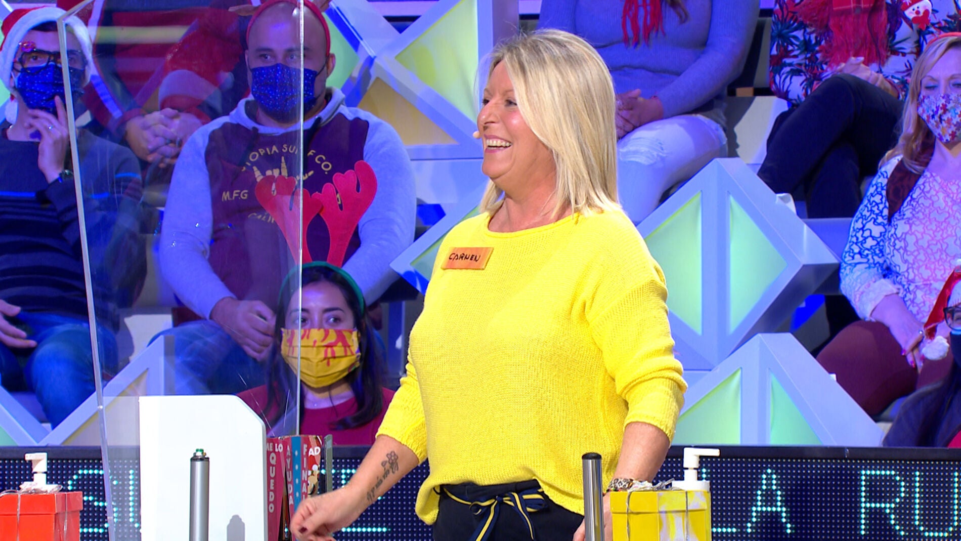 Una concursante de &lsquo;La ruleta de la suerte&rsquo; viste el color de la mala suerte en la televisi&oacute;n a conjunto con su atril 