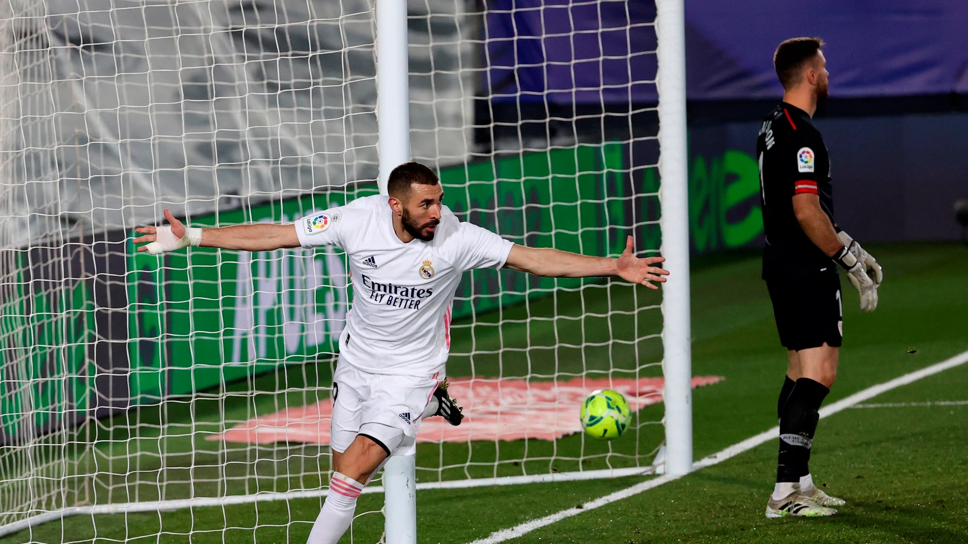 Benzema celebra el 2-1 ante Unai Simón Benzema celebra el 2-1 ante Unai Simón