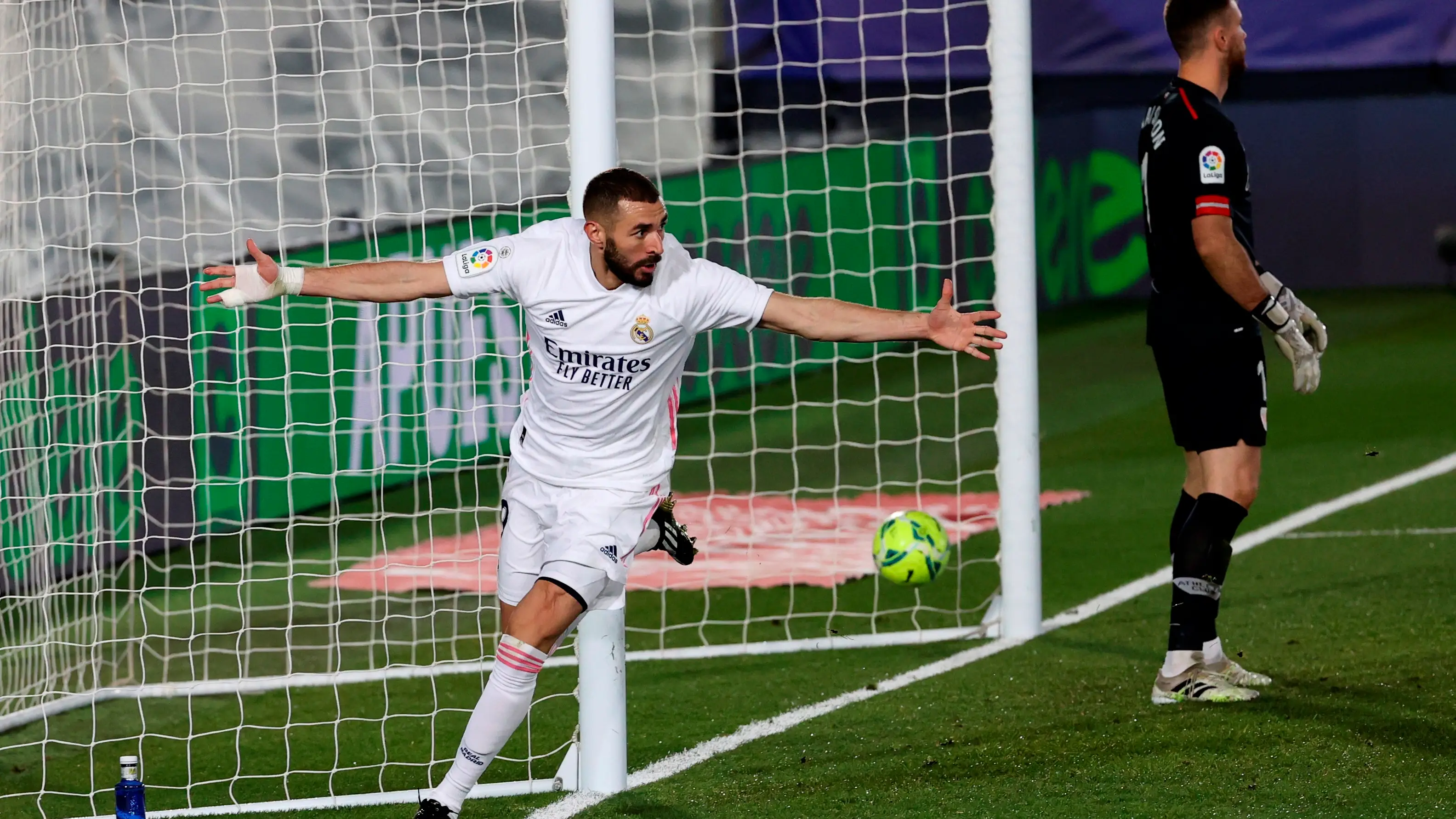 Benzema celebra el 2-1 ante Unai Simón Benzema celebra el 2-1 ante Unai Simón