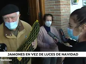 El pueblo malagueño de Parauta cambia las luces de Navidad por un jamón de pata negra para cada familia El pueblo malagueño de Parauta cambia las luces de Navidad por un jamón de pata negra para cada familia