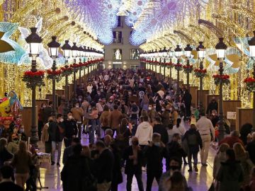 Numerosas personas recorren la céntrica calle de Larios de Málaga