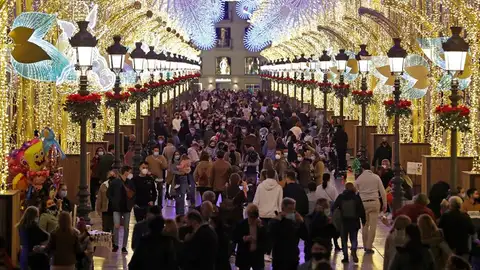 Numerosas personas recorren la céntrica calle de Larios de Málaga Numerosas personas recorren la céntrica calle de Larios de Málaga