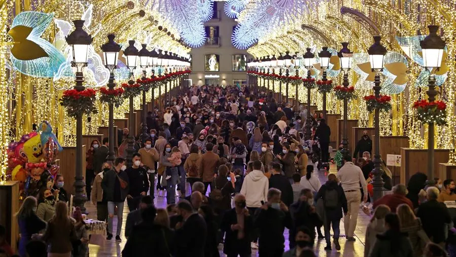 Numerosas personas recorren la c&eacute;ntrica calle de Larios de M&aacute;laga