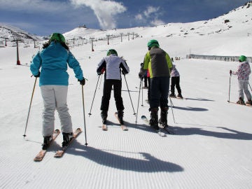 Esquiadores en Sierra Nevada