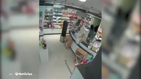 Violento atraco farmacia barcelona Violento atraco farmacia barcelona