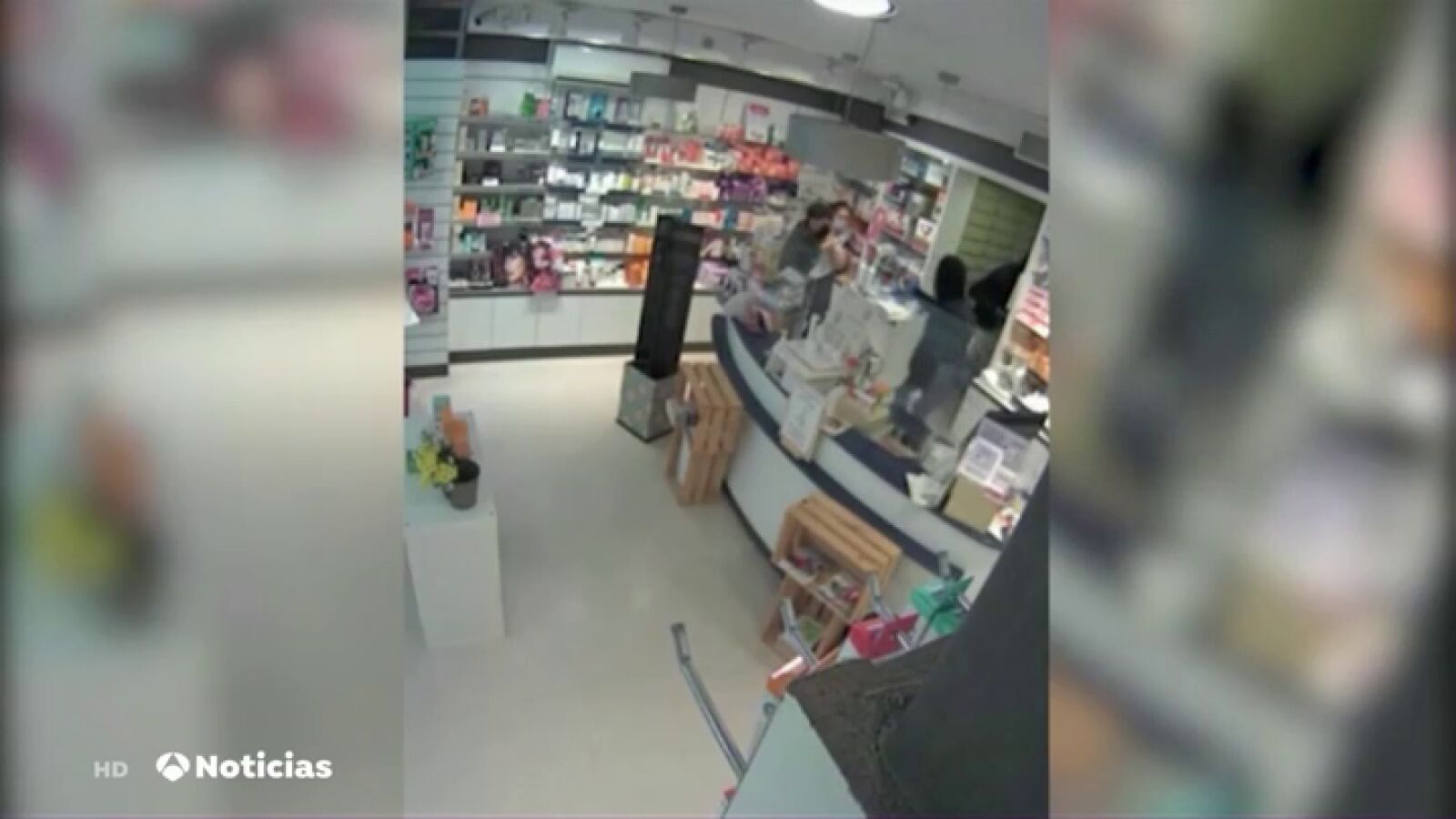 Cuatro encapuchados atracan una farmacia de Barcelona y agreden con un palo a una de las empleadas