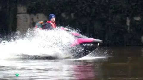 Detienen a un joven por cruzar el mar entre Irlanda y Escocia en una moto de agua para ver a su novia Detienen a un joven por cruzar el mar entre Irlanda y Escocia en una moto de agua para ver a su novia