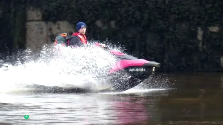 Detienen a un joven por cruzar el mar entre Irlanda y Escocia en una moto de agua para ver a su novia Detienen a un joven por cruzar el mar entre Irlanda y Escocia en una moto de agua para ver a su novia