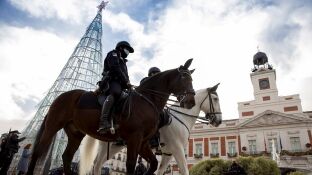 Polic&iacute;as con mascarilla en la Plaza del Sol, en Madrid