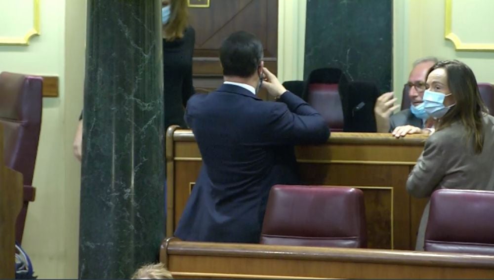 Santiago Abascal da la espalda a Gabriel Rufián durante su intervención