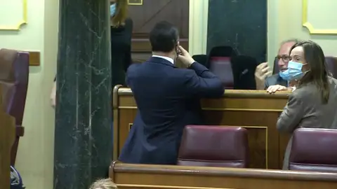 Santiago Abascal da la espalda a Gabriel Rufián durante su intervención Santiago Abascal da la espalda a Gabriel Rufián durante su intervención