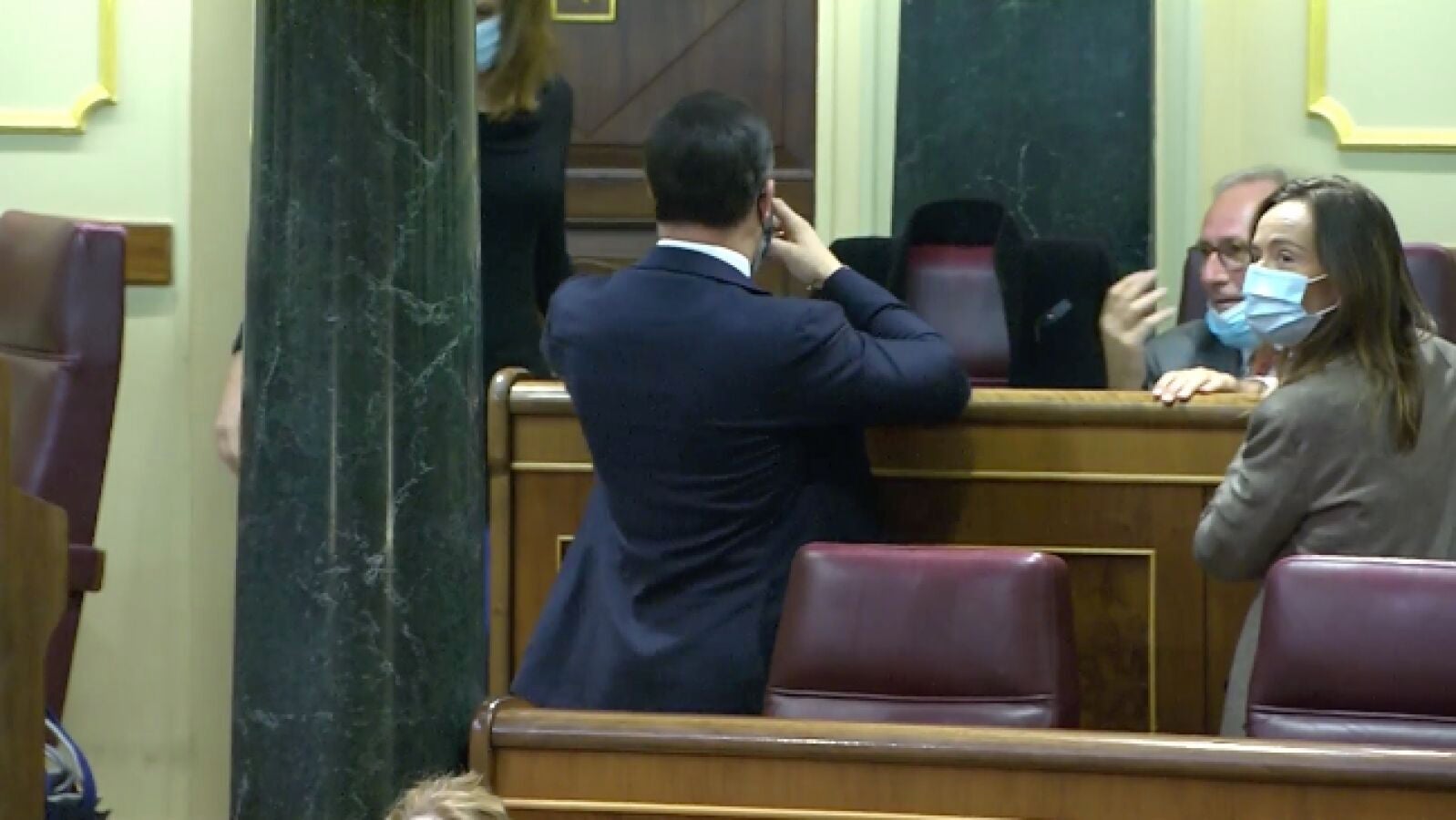 Santiago Abascal da la espalda a Gabriel Rufián cuando éste lo interpela en el Congreso