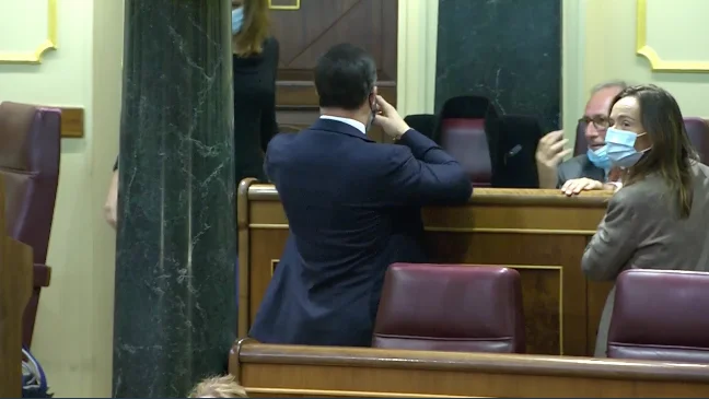 Santiago Abascal da la espalda a Gabriel Rufián durante su intervención Santiago Abascal da la espalda a Gabriel Rufián durante su intervención