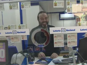 El dueño de una administración de Almería esconde décimos de la Lotería de Navidad 2020 para "animar las compras" El dueño de una administración de Almería esconde décimos de la Lotería de Navidad 2020 para "animar las compras"