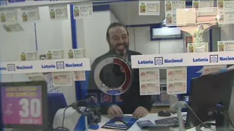 El dueño de una administración de Almería esconde décimos de la Lotería de Navidad 2020 para "animar las compras" El dueño de una administración de Almería esconde décimos de la Lotería de Navidad 2020 para "animar las compras"