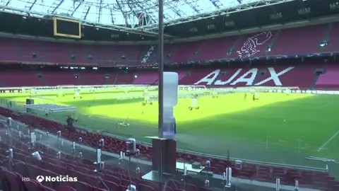 Científicos rocían con 'saliva falsa' el Johan Cruyff Arena para estudiar cómo los hinchas propagan el coronavirus Científicos rocían con 'saliva falsa' el Johan Cruyff Arena para estudiar cómo los hinchas propagan el coronavirus