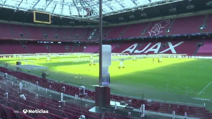 Científicos rocían con 'saliva falsa' el Johan Cruyff Arena para estudiar cómo los hinchas propagan el coronavirus Científicos rocían con 'saliva falsa' el Johan Cruyff Arena para estudiar cómo los hinchas propagan el coronavirus