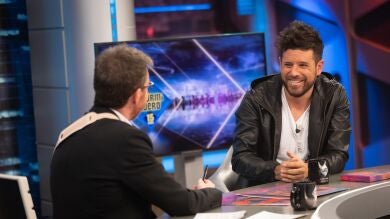 Pablo López presenta a su gato gigante y cuenta el misterio de los extraños nombres de sus plantas 