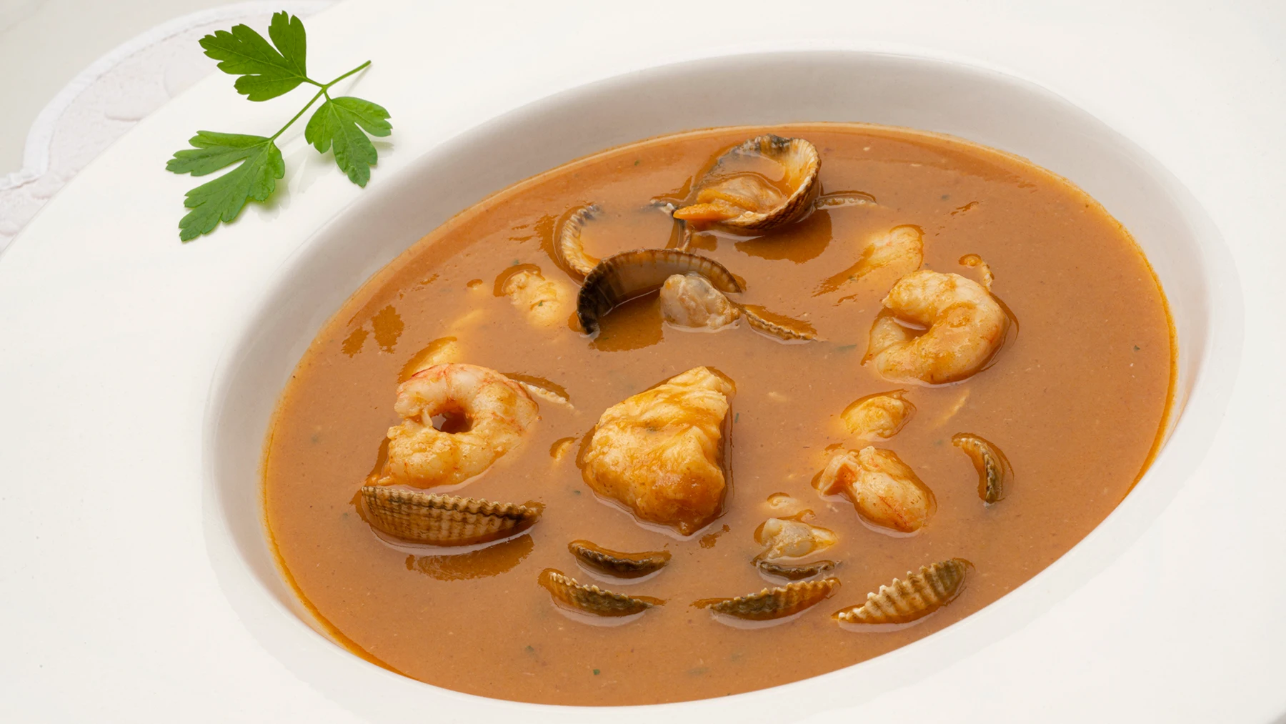 Karlos Argui&ntilde;ano elabora la receta de sopa de pescado que ense&ntilde;&oacute; a su hija