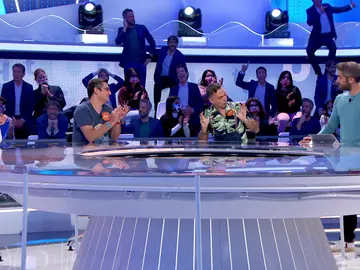 “Granjero por el día, ‘Pasapalabra’ por la tarde”: Javi Martín sorprende a Roberto Leal con su look “Granjero por el día, ‘Pasapalabra’ por la tarde”: Javi Martín sorprende a Roberto Leal con su look
