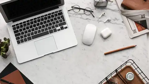 El vídeo viral de un abuelo gallego de 91 años que usa Twitter, Whatsapp y Youtube para tener wifi en su residencia de Caranza en Ferrol El vídeo viral de un abuelo gallego de 91 años que usa Twitter, Whatsapp y Youtube para tener wifi en su residencia de Caranza en Ferrol