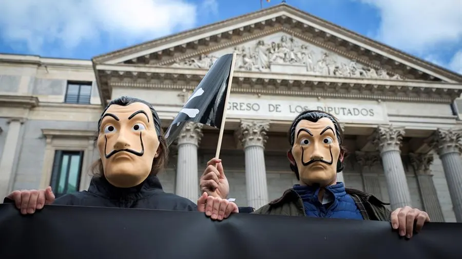 Protestas a las puertas del Congreso en contra de la ley de la eutanasia 
