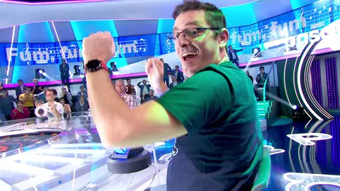 Luis, muy navideño, consigue cinco segundos al ritmo de ‘Fum, fum, fum’ en ‘La Pista’ Luis, muy navideño, consigue cinco segundos al ritmo de ‘Fum, fum, fum’ en ‘La Pista’