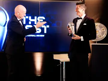Infantino entrega el The Best 2020 a Robert Lewandowski Infantino entrega el The Best 2020 a Robert Lewandowski