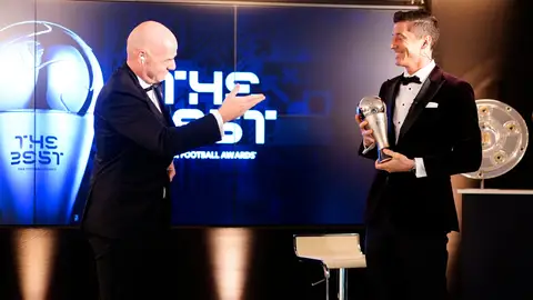 Infantino entrega el The Best 2020 a Robert Lewandowski Infantino entrega el The Best 2020 a Robert Lewandowski