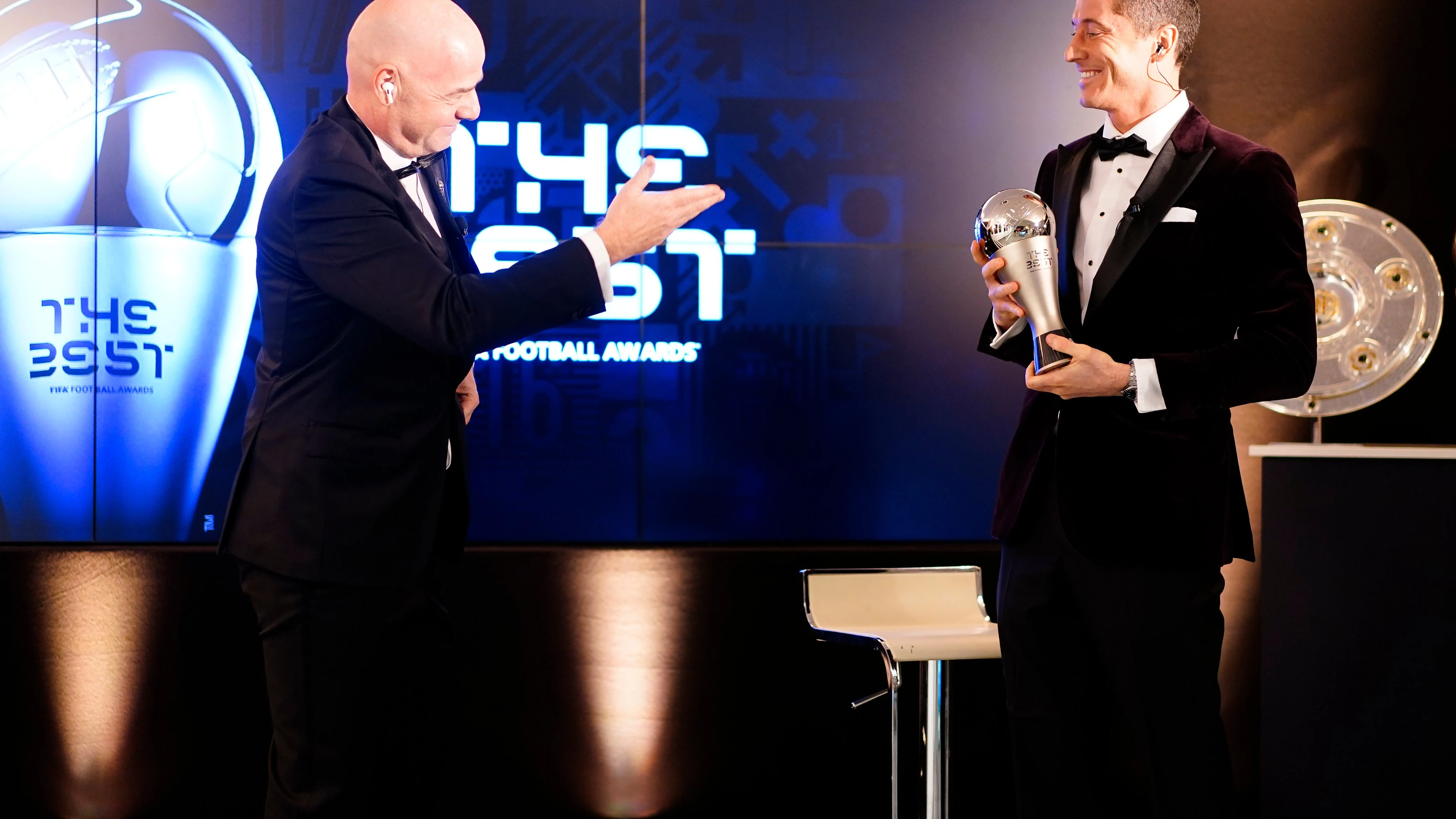 Infantino entrega el The Best 2020 a Robert Lewandowski Infantino entrega el The Best 2020 a Robert Lewandowski