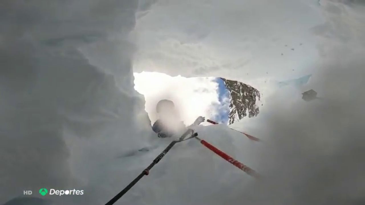 El aterrador momento en que un esquiador cae en una grieta tras ser ...