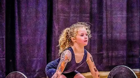 Rory van Ulft, la niña de 7 años que levanta 80 kg, provoca debate sobre el powerlifting de menores Rory van Ulft, la niña de 7 años que levanta 80 kg, provoca debate sobre el powerlifting de menores