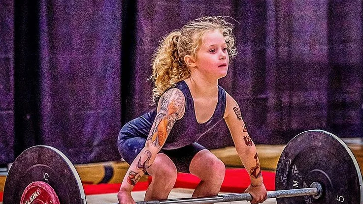 Rory van Ulft, la niña de 7 años que levanta 80 kg, provoca debate sobre el powerlifting de menores Rory van Ulft, la niña de 7 años que levanta 80 kg, provoca debate sobre el powerlifting de menores