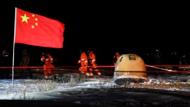 La sonda China Chang'e-5 aterriza con éxito en Mongolia tras recoger 2kg de muestras lunares