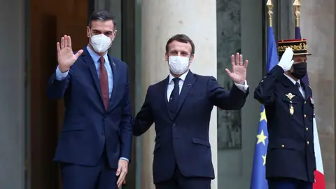 Pedro Sánchez junto a Macron Pedro Sánchez junto a Macron