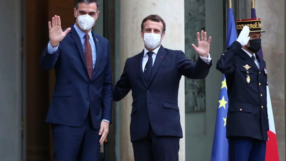 Pedro Sánchez junto a Macron Pedro Sánchez junto a Macron