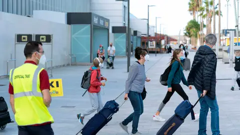 Llegada de turistas al aeropuerto de Tenerife Sur Llegada de turistas al aeropuerto de Tenerife Sur
