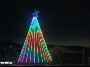  Una pareja de Gondomar, en Pontevedra, instala un árbol de Navidad de 6 metros de altura en el jardín