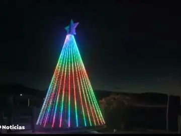 Una pareja de Gondomar, en Pontevedra, instala un árbol de Navidad de 6 metros de altura en el jardín Una pareja de Gondomar, en Pontevedra, instala un árbol de Navidad de 6 metros de altura en el jardín