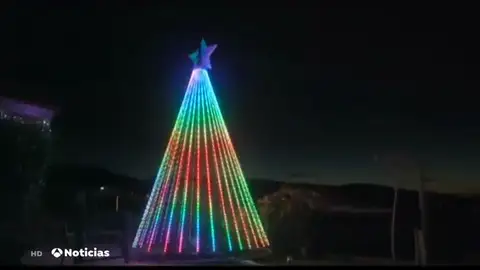 Una pareja de Gondomar, en Pontevedra, instala un árbol de Navidad de 6 metros de altura en el jardín Una pareja de Gondomar, en Pontevedra, instala un árbol de Navidad de 6 metros de altura en el jardín