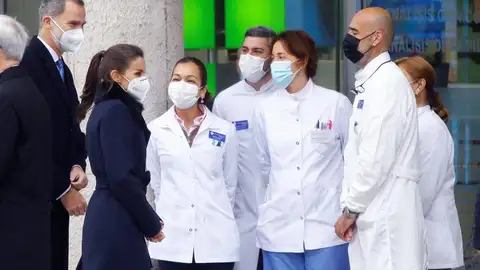 Los Reyes en la "Farmacia Reyes", la anécdota de la inauguración del monumento a los sanitarios en Madrid Los Reyes en la "Farmacia Reyes", la anécdota de la inauguración del monumento a los sanitarios en Madrid