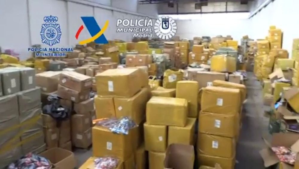 Desmantelado uno de los mayores centros ilegales de juguetes y productos sanitarios de Madrid